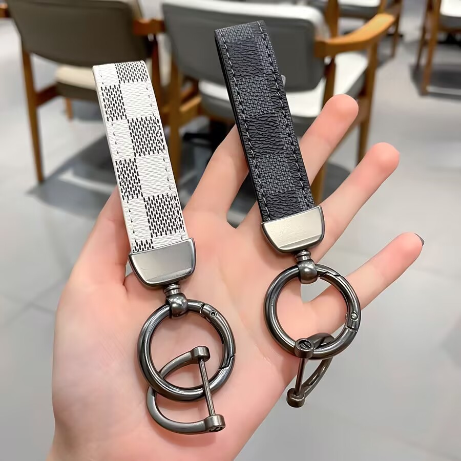 新款汽车钥匙扣男士高档轻奢钥匙扣皮革老花纹格子锁匙链挂件批发