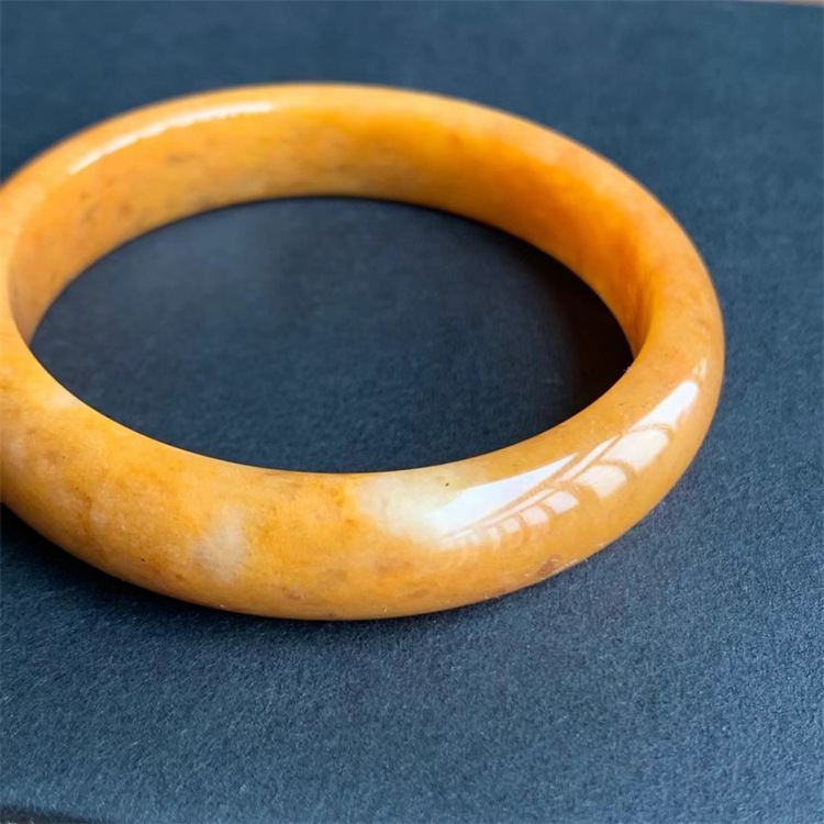 新疆鸡油黄美人手镯圈口56mm女款黄玉玉镯子金色玉石镯子首饰