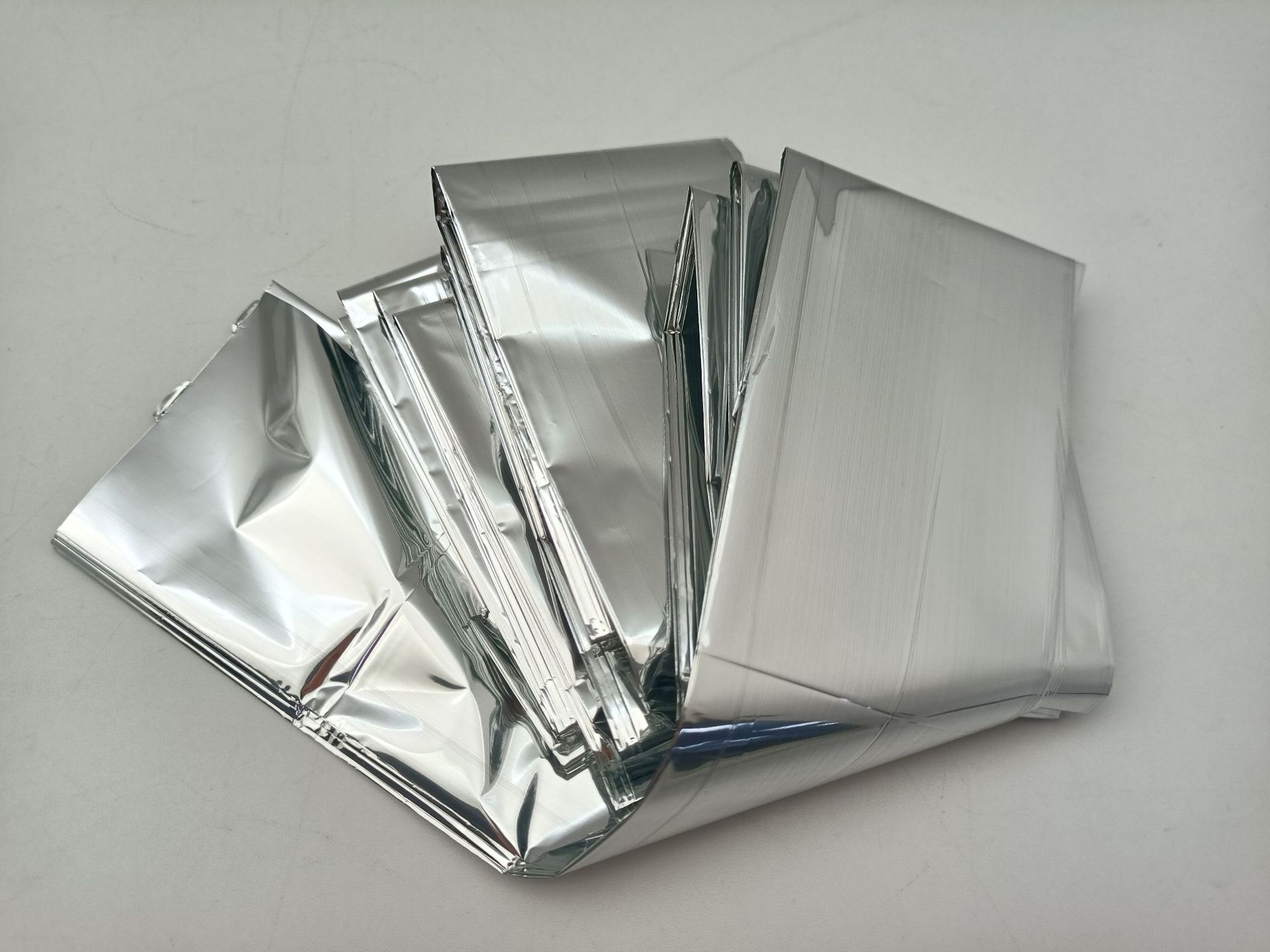 户外铝膜应急毯一次性救灾毯pe保温毯防寒防潮垫救生毯-阿里巴巴