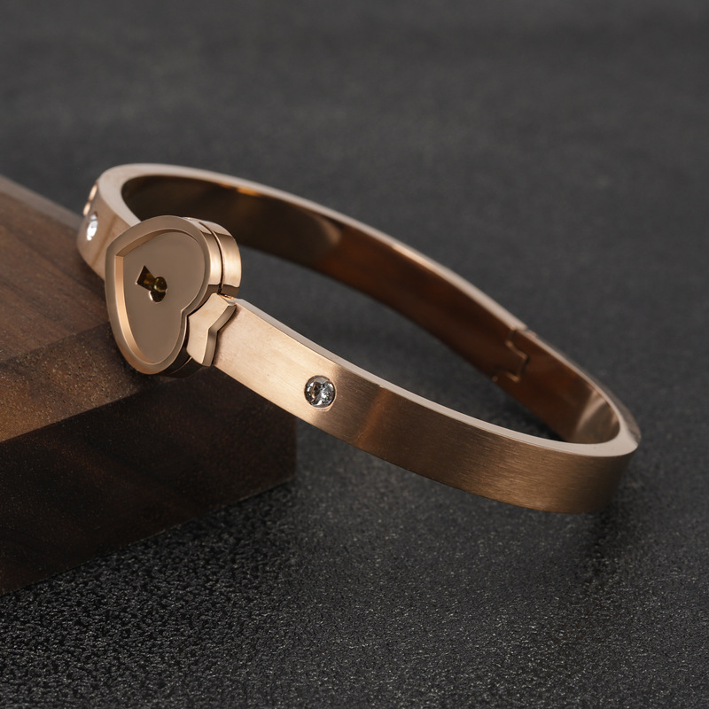 七夕节礼品冲上云霄手镯 钛钢饰品套装爱心情侣同心锁不锈钢手镯