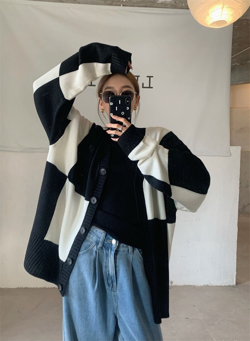 黑白中长开衫毛衣