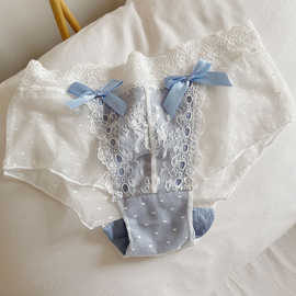 女人粉色蕾丝内裤