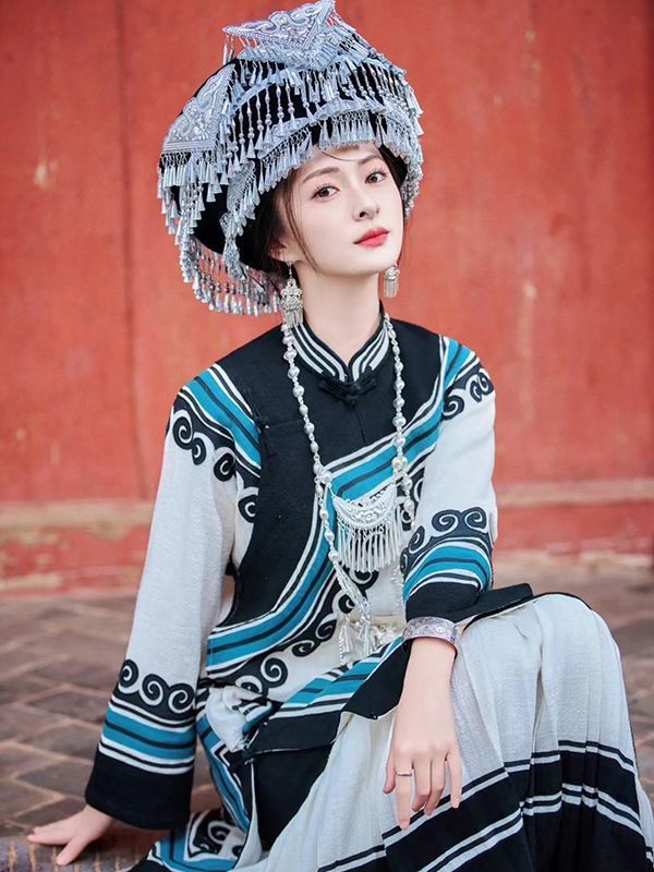 新款少数民族彝族服装套装苗族服装女一整套凉山云南旅拍写真服