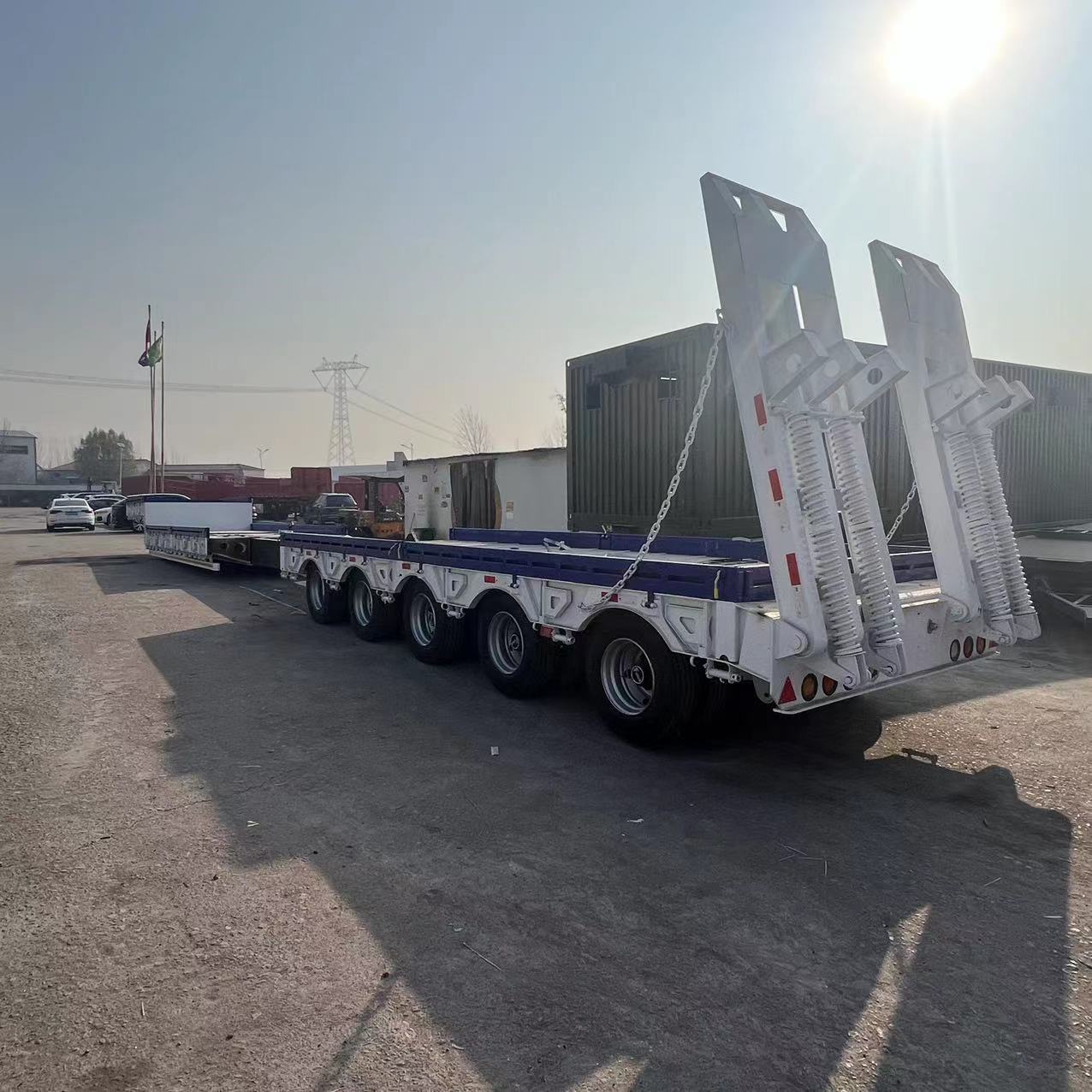 13米低平板半挂车报价 钩机板半挂车厂家 三桥凹梁液压爬梯式