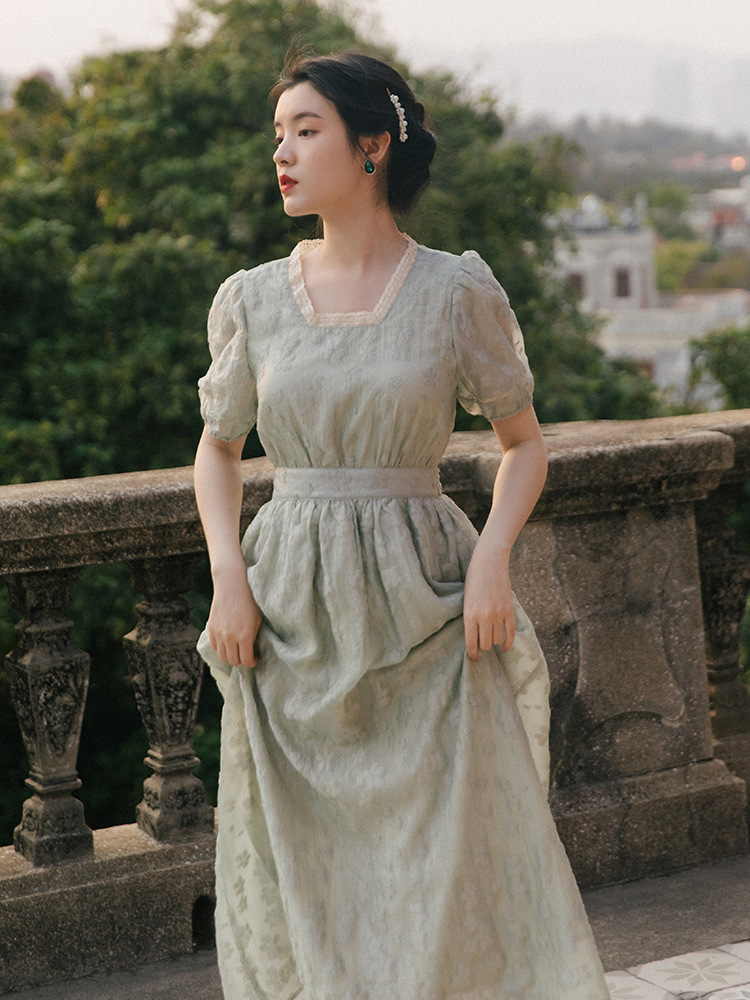 夏季宫廷复古裙别致设计感小众方领法式初恋甜美连衣裙泡泡袖收腰