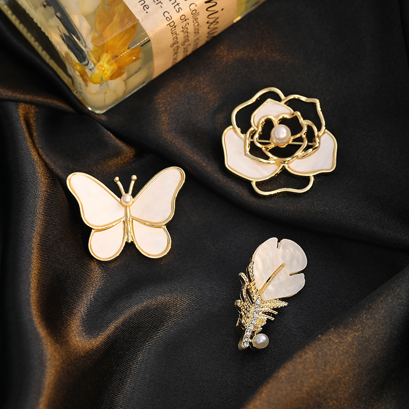 新款蝴蝶羽毛小号胸针防走光别针小巧山茶花胸花高级感小众韩版款