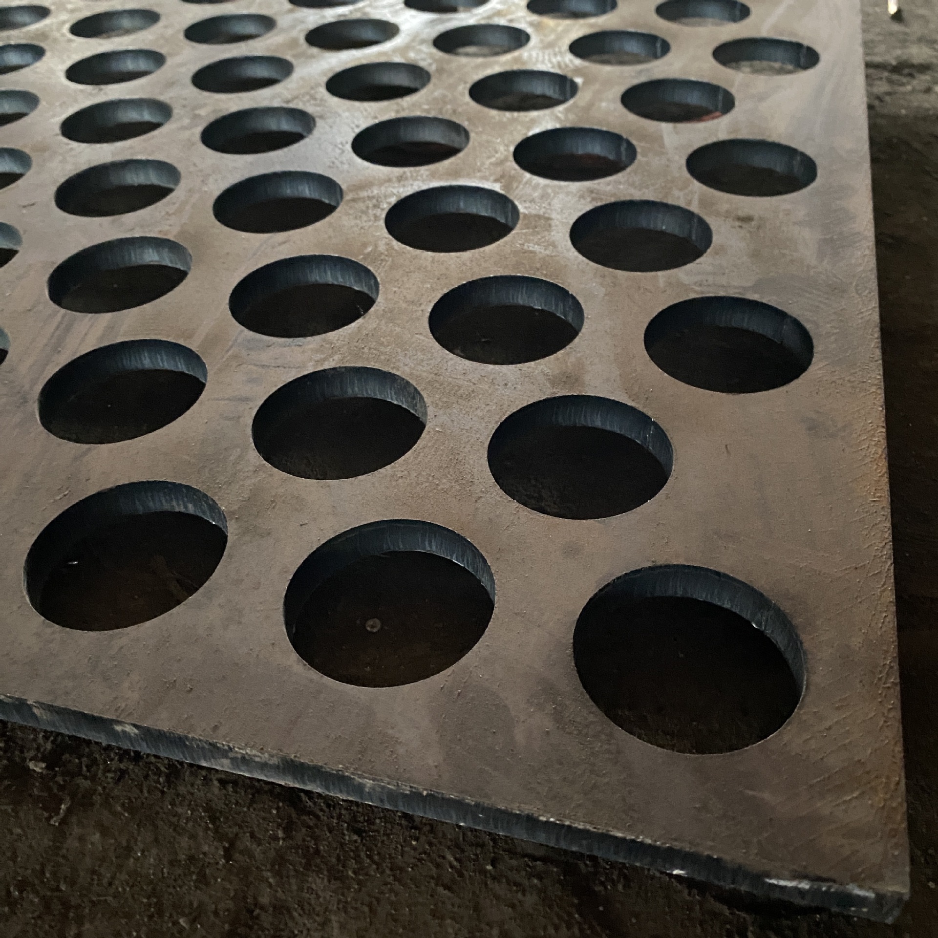 厂家供应重型圆孔网板 耐磨锰钢厚板筛板穿孔板洗砂筛板筛网冲孔