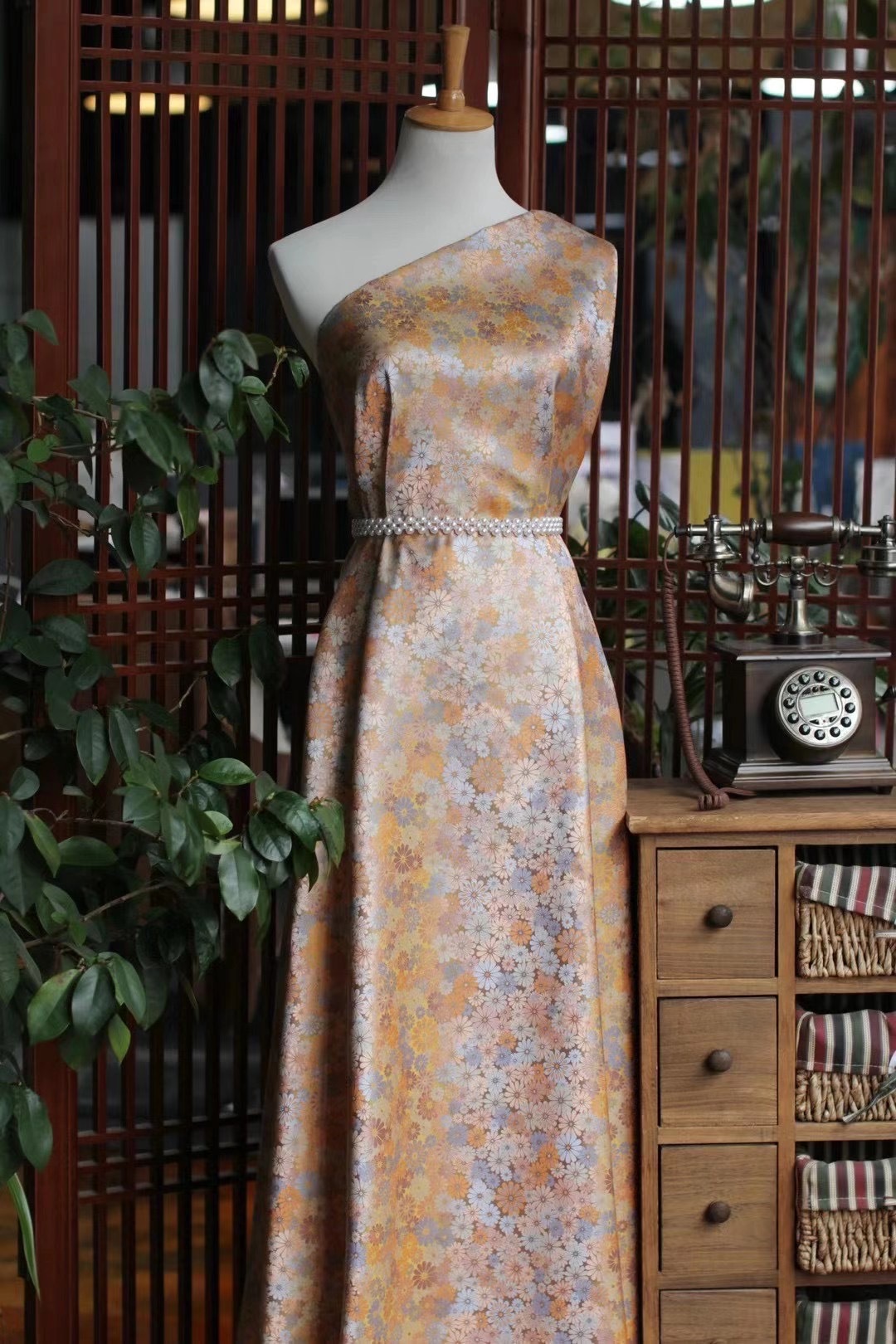 织锦缎礼服图片