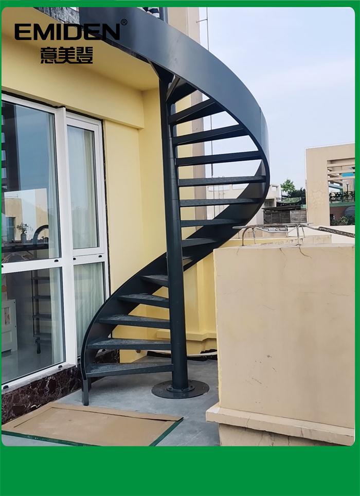 深圳意美登户外碳钢弯板旋转楼梯工程现场安装