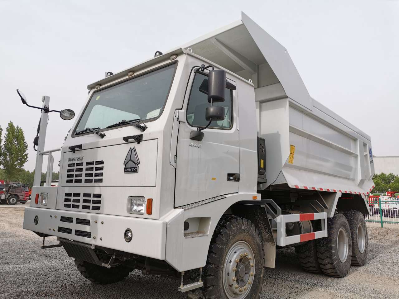 420马力中国重汽sinotruk 70吨矿山霸王自卸车出口18953179828