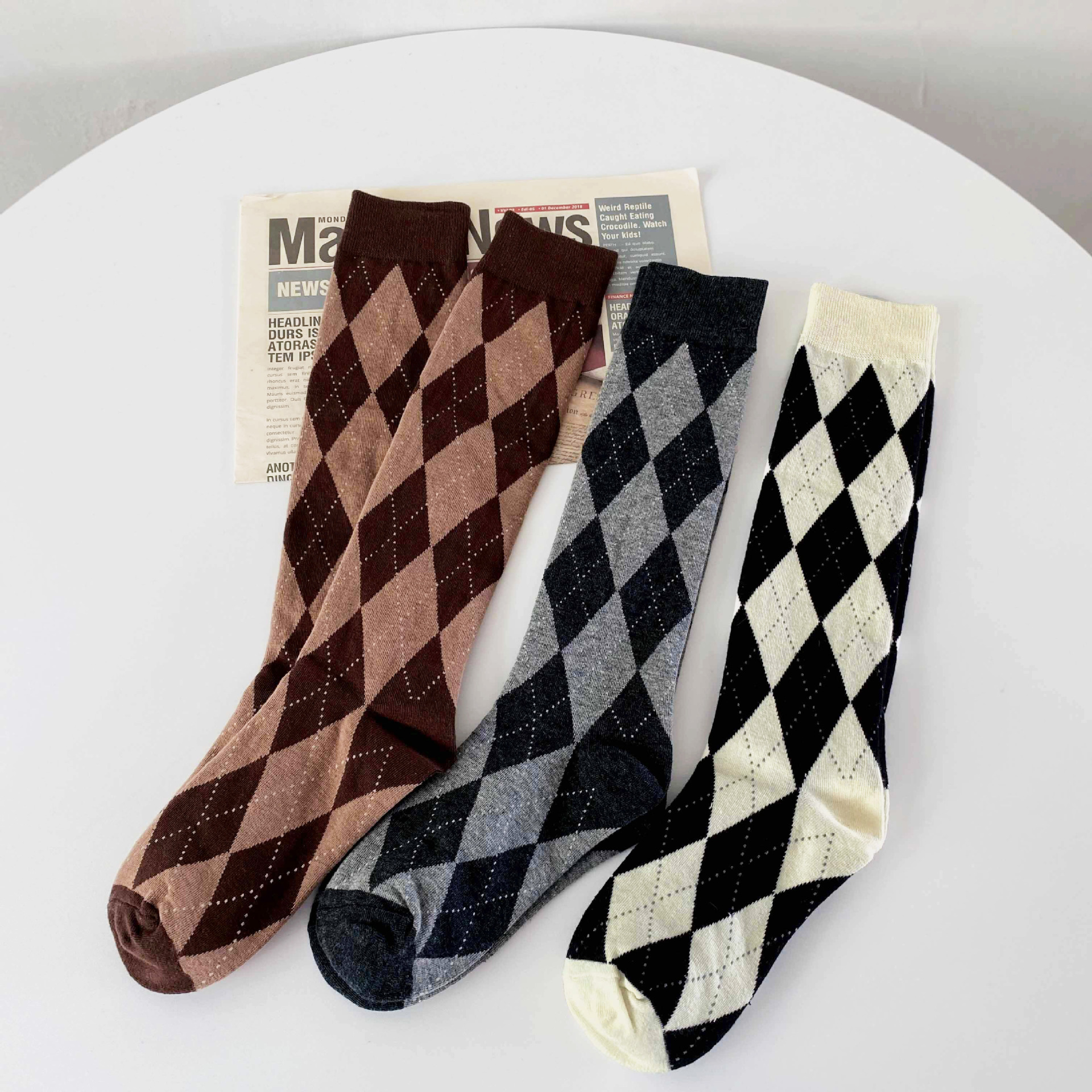 秋冬网红菱格中筒袜子女秋冬韩版学院风jk袜子黑白菱形复古格子袜