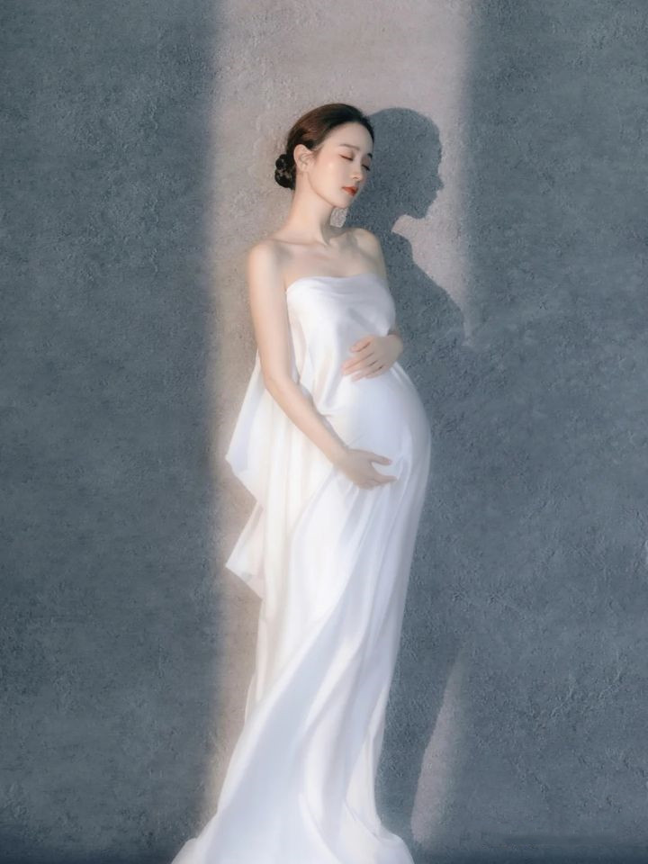 2021新款时尚孕妇照写真服装裙影楼拍大气缎面仙儿白孕味妈咪写真