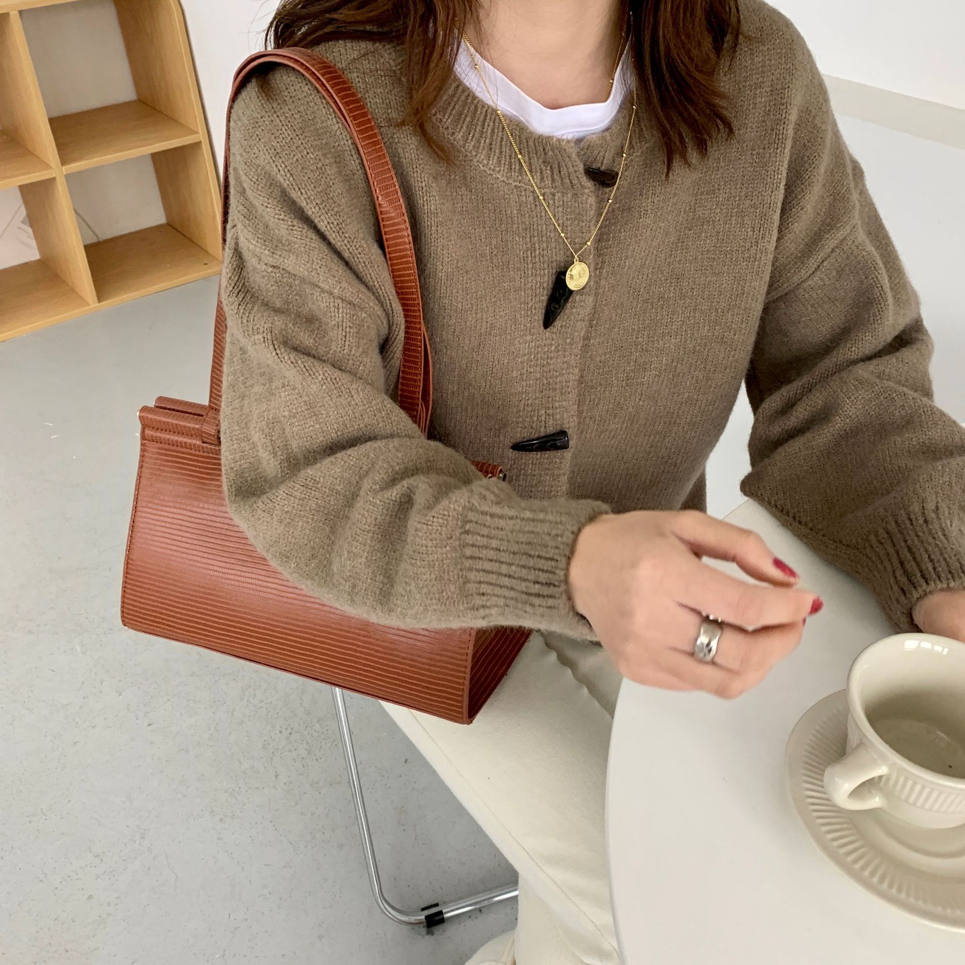 复古牛角扣针织开衫女2021秋冬新款韩版慵懒风减龄纯色毛衣外套潮