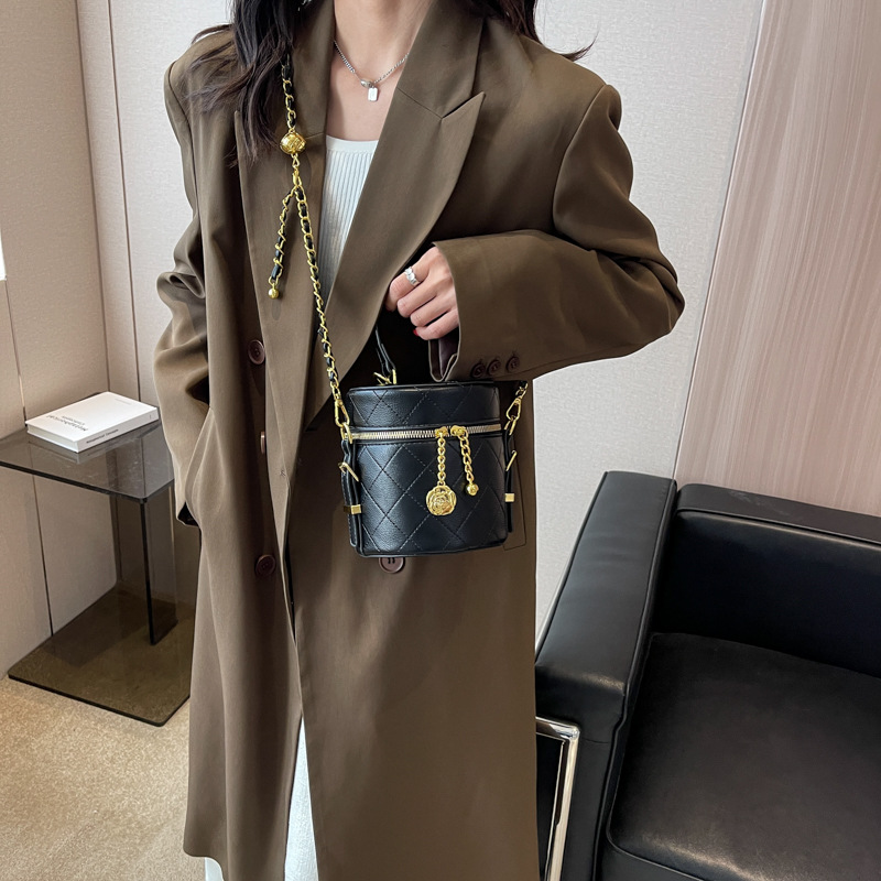 Bag 2022 New Women's Texture Chain Messenger Bag Western Style Diamond Fashion Portable Shoulder Bag Mini Bucket Bag