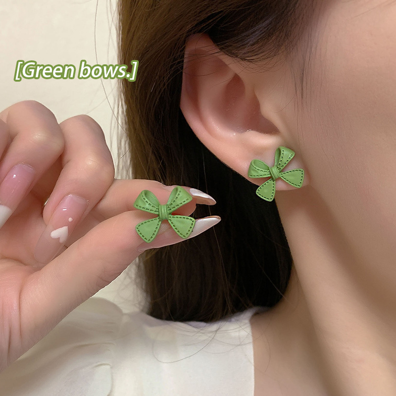 High-Grade Green Pearl Stud Earrings for Women New Temperamental Minority Earrings Simple and Stylish Earrings 925 Silver Needle Wholesale
