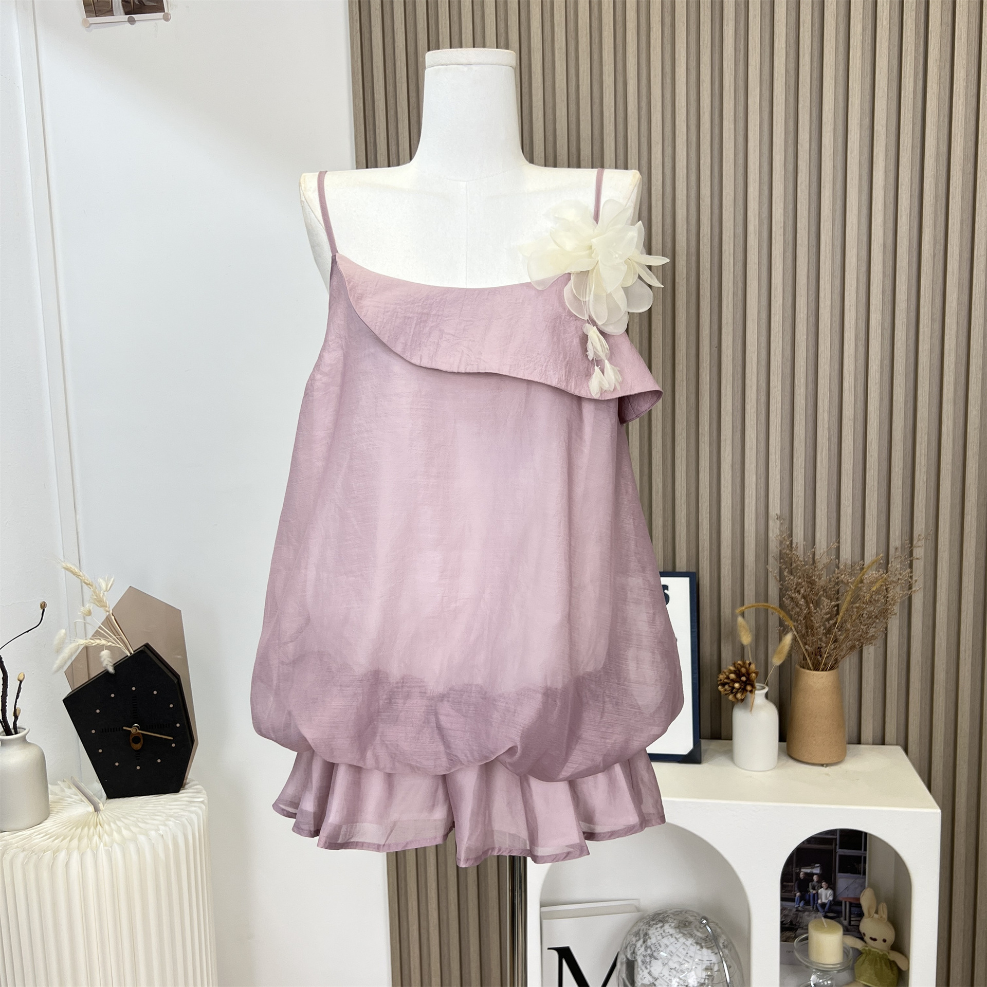 millaidi甜美气质2024夏季新款一字肩吊带花苞短裙立体装饰连衣裙