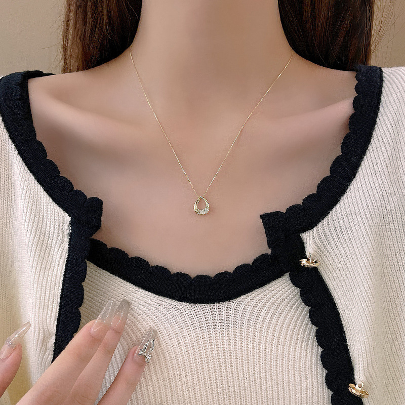 Korean Ins Style Light Luxury Pearl Titanium Steel Necklace Women's All-Match High-End Design Pendant Clavicle Chain Jewelry Wholesale