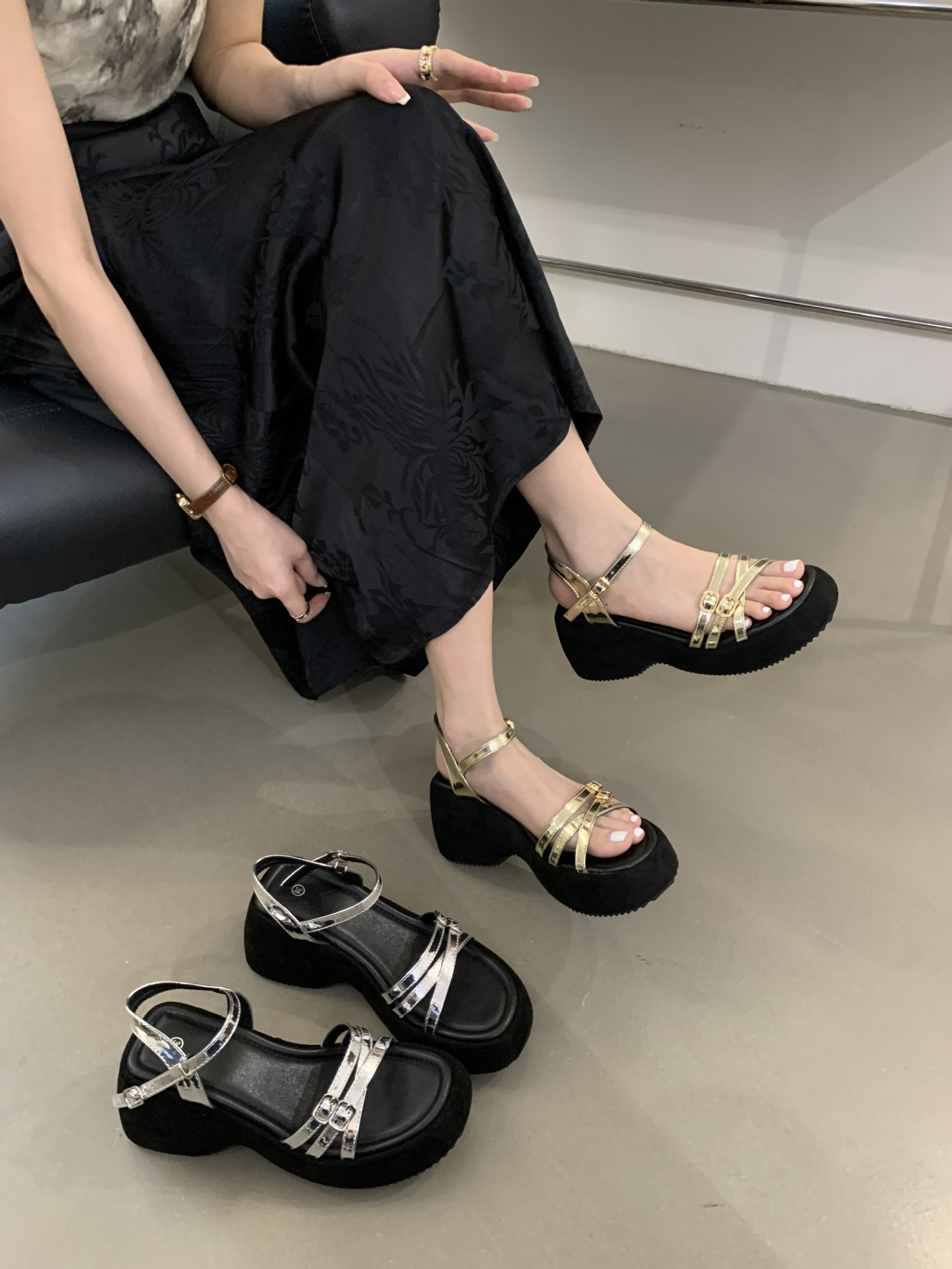 厚底凉鞋2024夏季新款小个子增高松糕底女鞋银色中高跟沙滩凉鞋