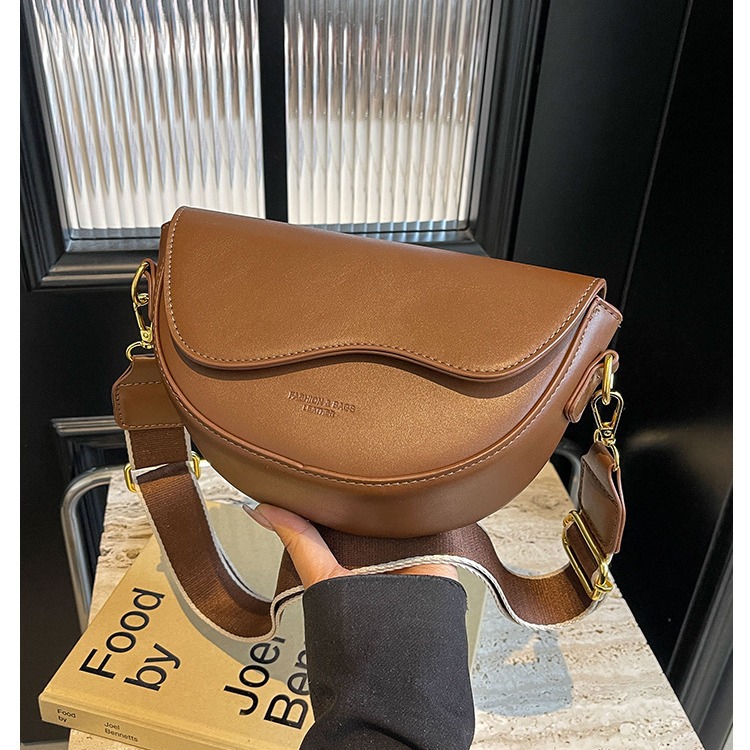 外贸2024新款小众半圆包时尚单肩斜挎包流行百搭马鞍包腋下女包