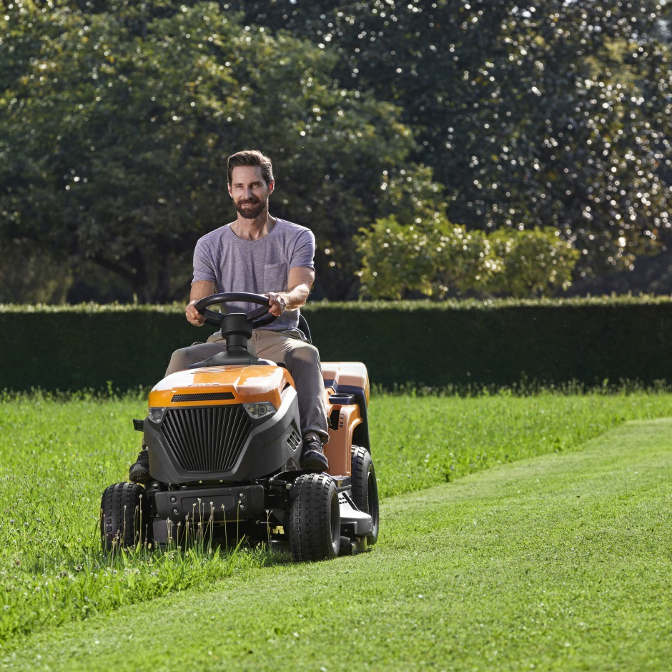 意大利斯帝佳坐骑式后排草坪车高尔夫球场学校除草机estate2084h