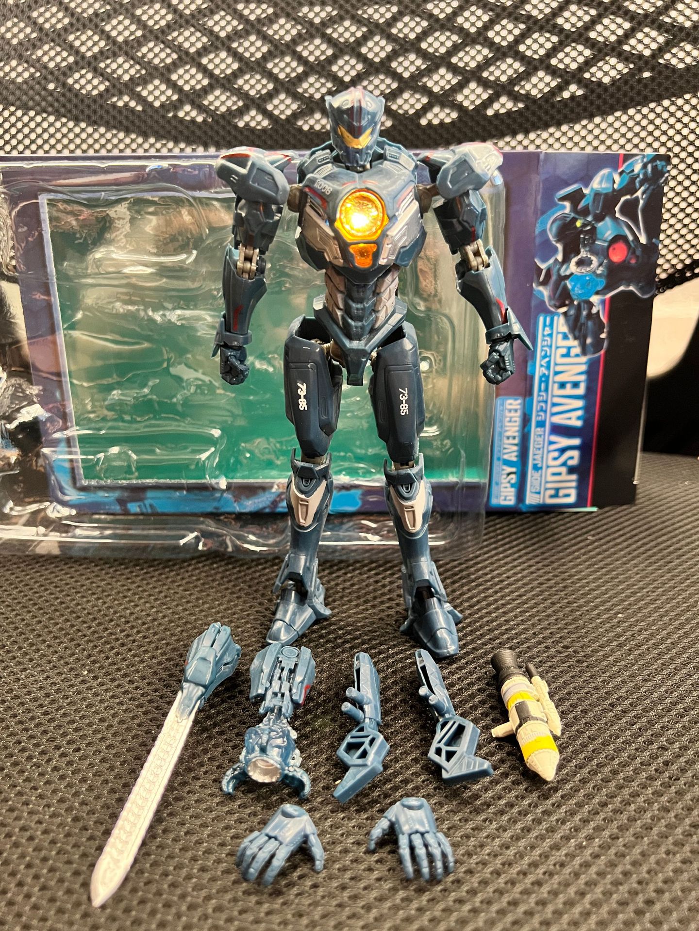 环太平洋2 复仇流浪者 多配件版 可发光可动盒装人偶手办模型摆件