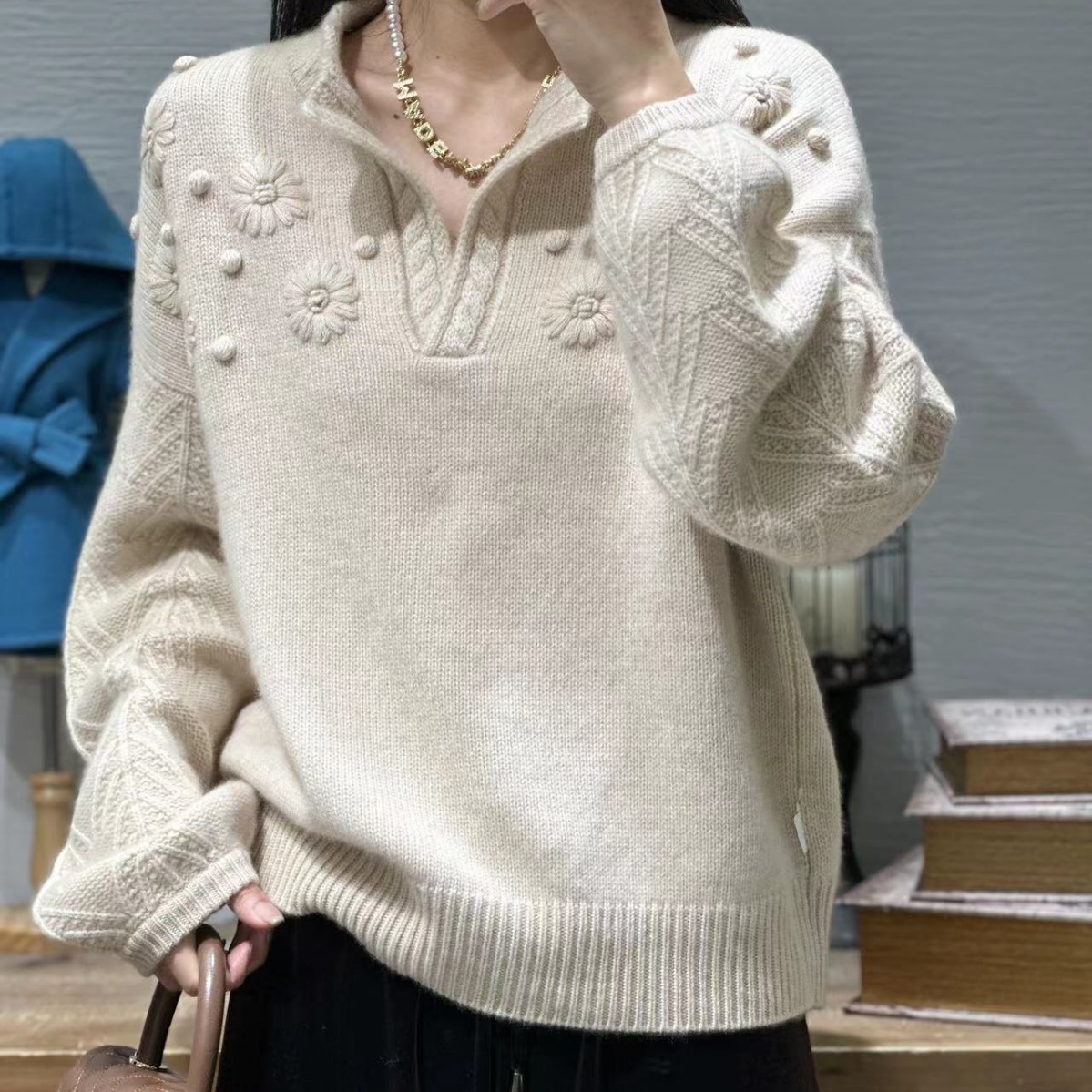 秀而高端羊绒馆23秋冬新款纯色软糯v领宽松立体钩花针织羊绒衫女
