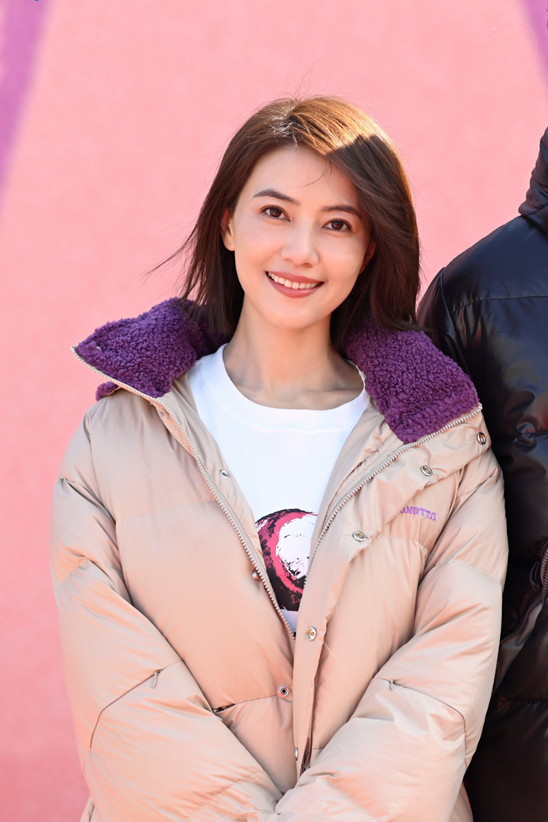 高圆圆明星同款21冬季新款潮流女式连帽简约保暖防寒中长款羽绒服