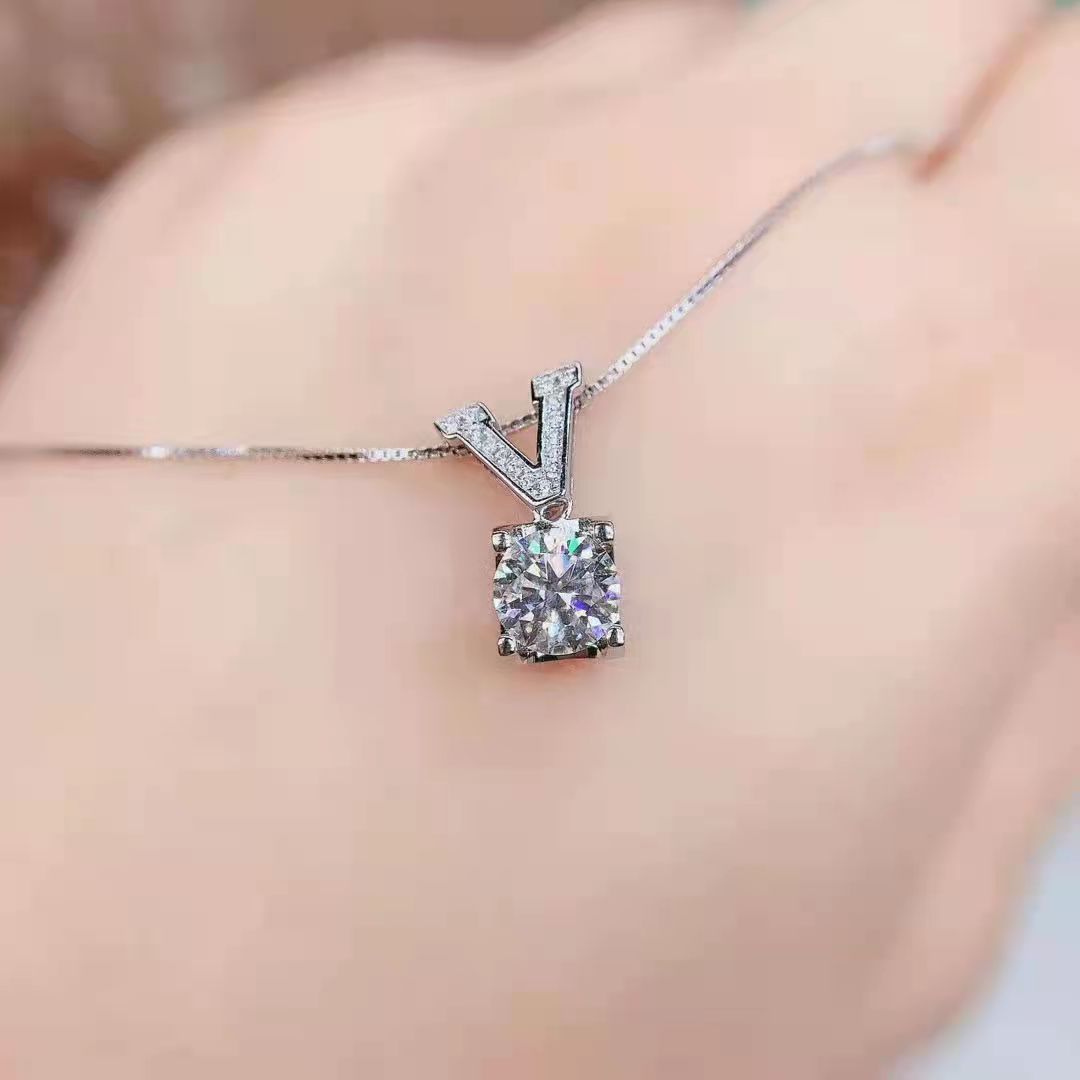 美国进口莫桑钻pt白金轻奢时尚钢印项链v字母牛头四爪吊坠锁骨链