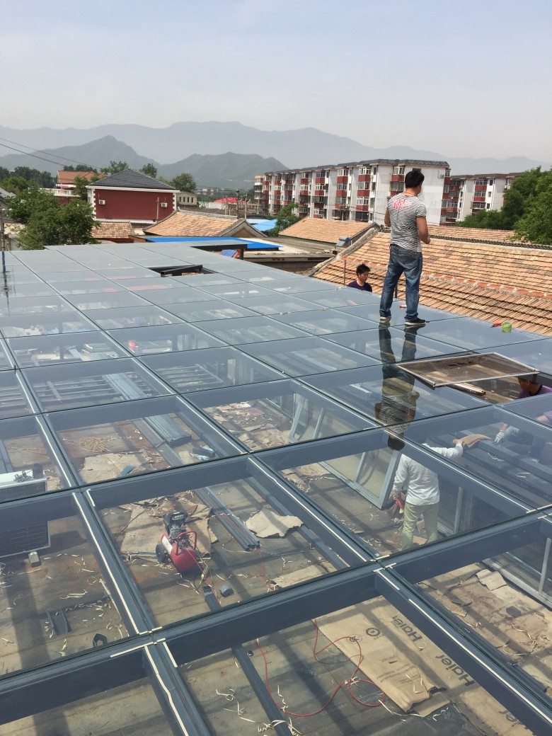 平房上面盖玻璃阳光房,中空夹胶玻璃顶可以站人钢结构制作封露台