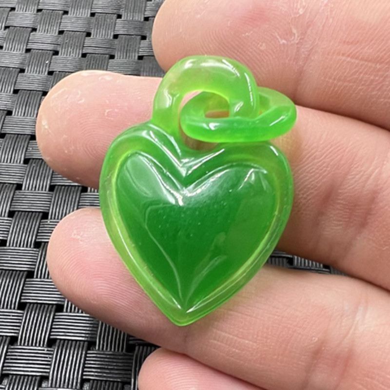 玉石挂件碧绿色心形挂件石英岩玉桃心吊坠菠菜绿挂件项链坠玉坠