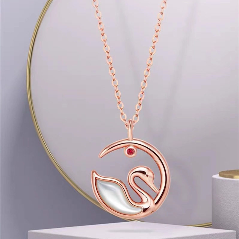 18k金正品玛瑙天鹅吊坠au750黄金单月下天使k金锁骨项链 水贝珠宝