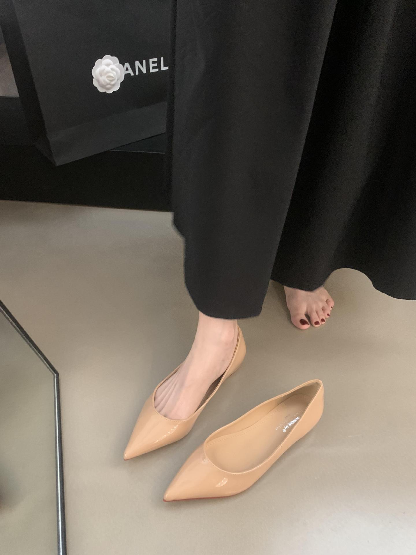 裸色红底平底鞋女2024新款春秋法式欧美气质漆皮尖头单鞋-阿里巴巴