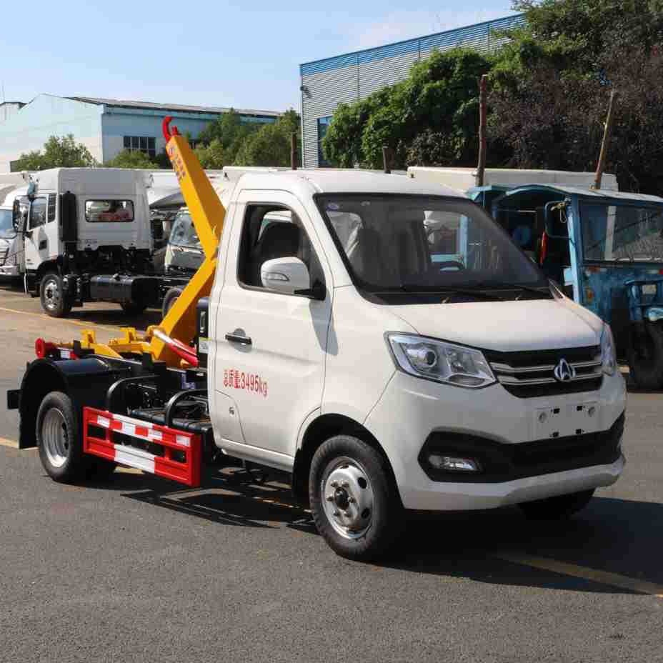 新疆长安3方勾臂垃圾车 3吨车厢可卸式垃圾车 3立方碳钢垃圾箱