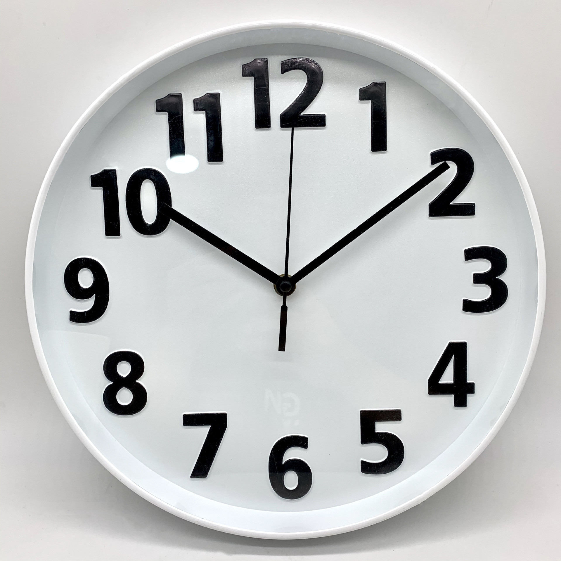 12寸简约时尚装饰挂钟现代卧室石英钟欧式艺术静音圆形墙贴钟白色