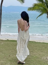 三亚旅行穿搭衣服挂脖露背连衣裙夏季仙女裙拍照海边度假沙滩裙