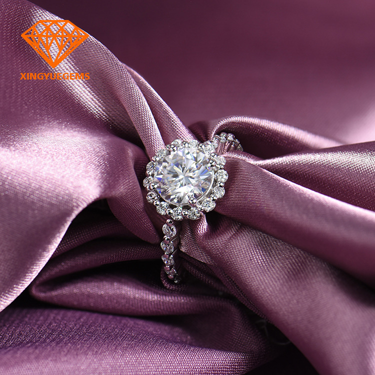 星悦珠宝时尚大气公主圆包款莫桑石戒指18k金镶嵌培育碎钻女戒