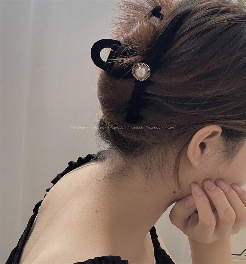 Vintage Black Velvet Pearl Hair Claw Clips Hairpin Women‘s Elegant Hair Clip Hair Accessories New Head Shark Clip Headdress