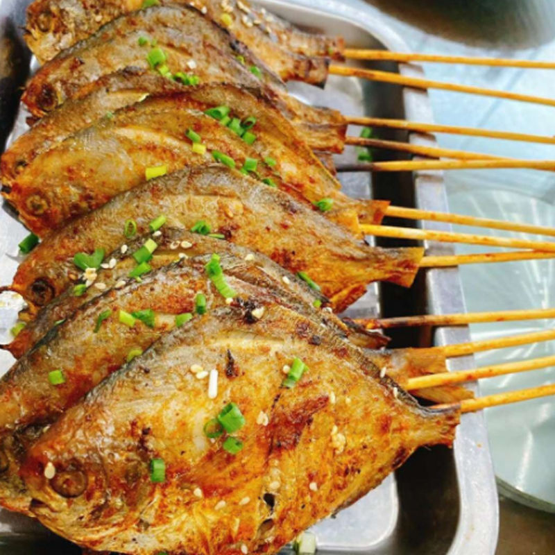 烧烤鲳鱼串批发40克/串铁板烧烤油炸冷冻海鲜串串食材半成品