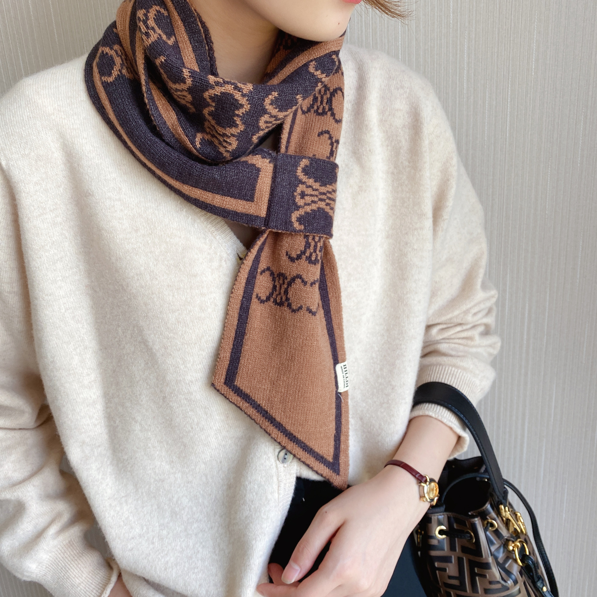 2021秋冬季新款双c字母围巾围脖女 欧美潮流双面印花款尖角小领巾