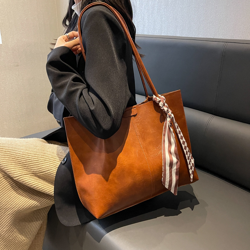 Textured Commuter Large Capacity Bag for Women 2022 Winter New Leisure Commute Shoulder Bag Fashionable Retro Tote Bag