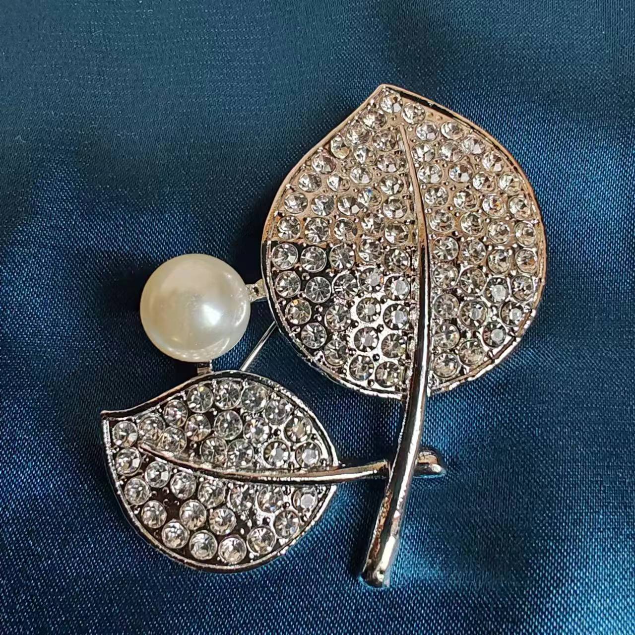 胸针高级感树叶胸花配饰女时尚百搭外套珍珠胸饰衣饰别针现货批发