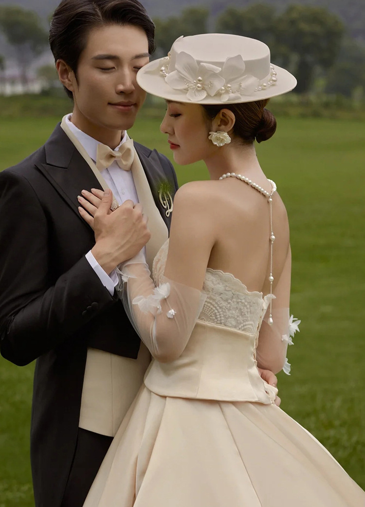 新款影楼外景旅拍婚纱摄影主题服装法式复古情侣写真拍照拖尾礼服