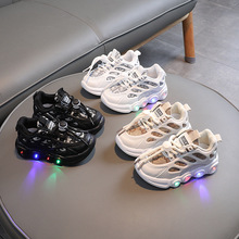 儿童LED闪灯鞋2024春季男女童软底防滑运动鞋宝宝发光休闲学步鞋