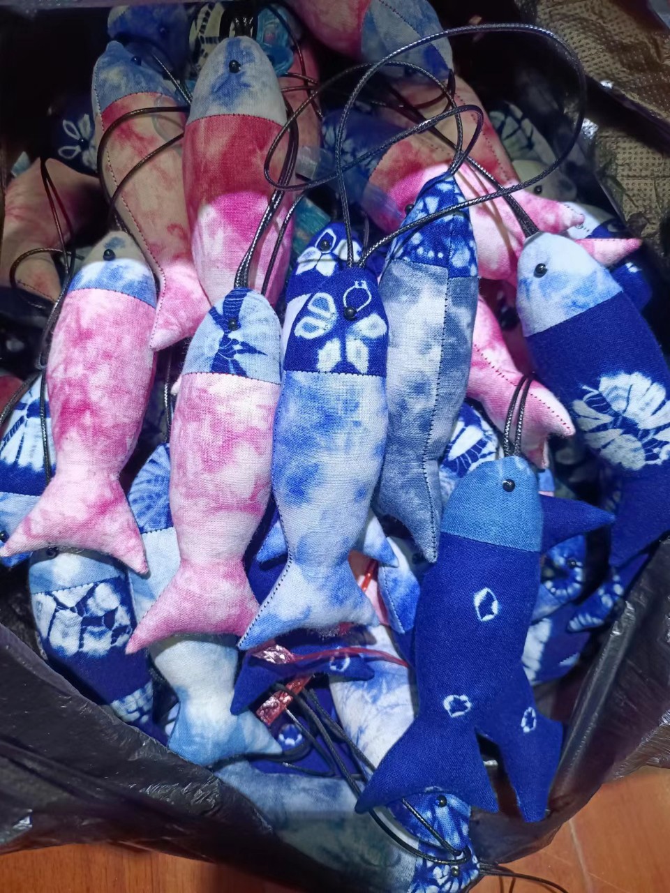 云南大理扎染手工扎染小鱼挂件白族扎染小鱼包挂件-阿里巴巴