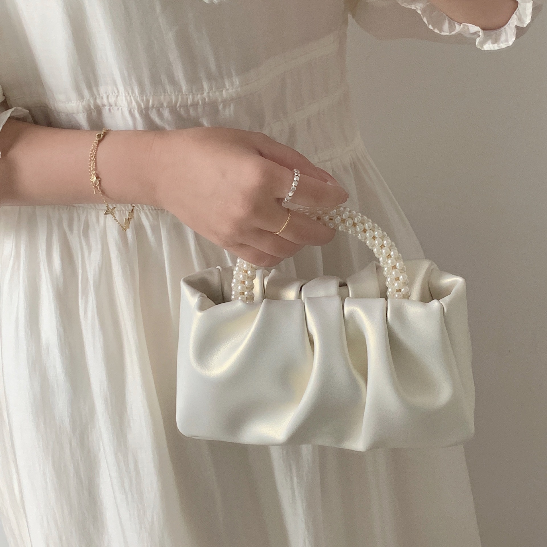 2023 New Niche Design Women Bags Pearl Wrist Pleated Cloud Handbag Shoulder Crossbody Mini Bag