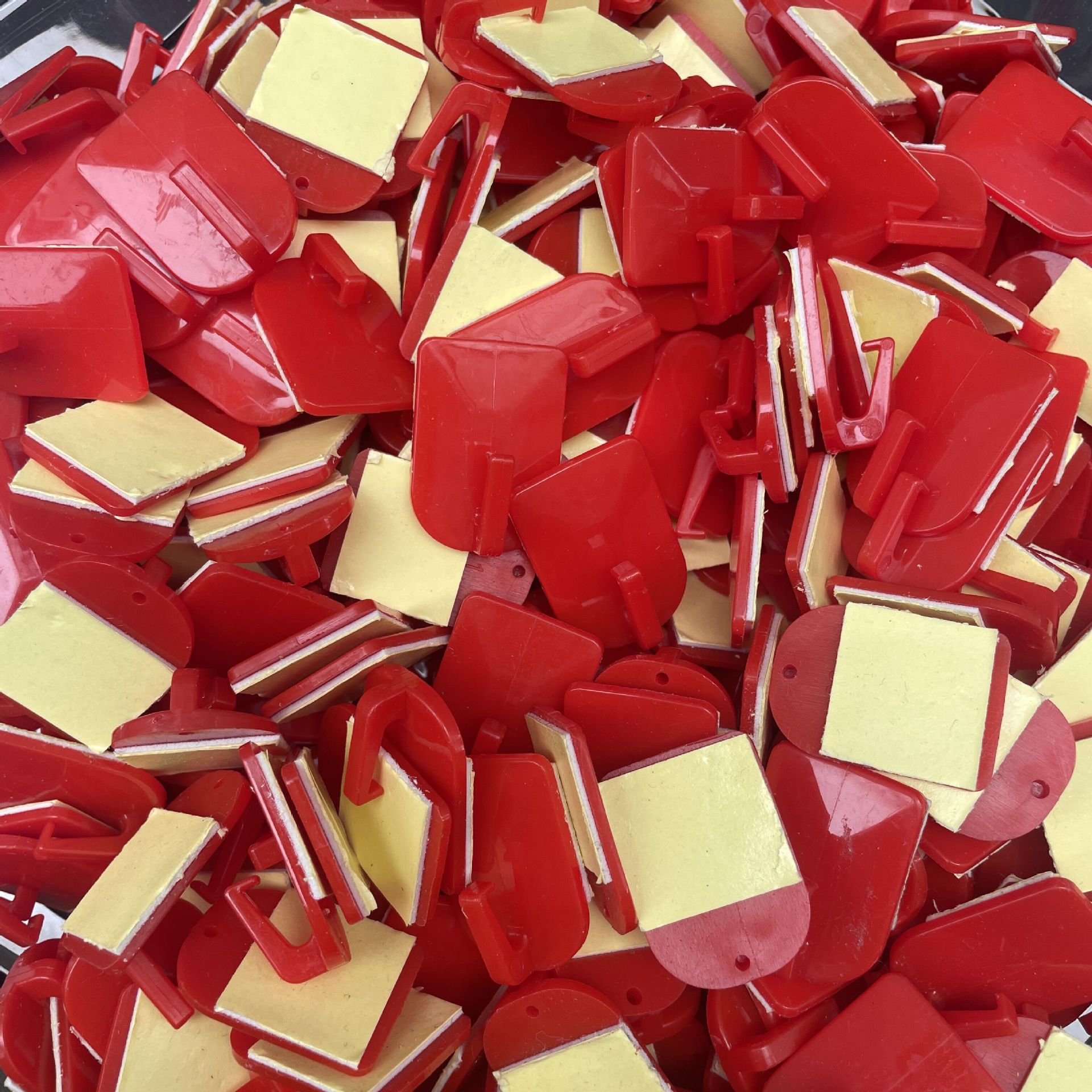 结婚喜庆无痕挂勾塑料挂钩铜钱小饰品粘钩批发强力免打孔粘钩红色