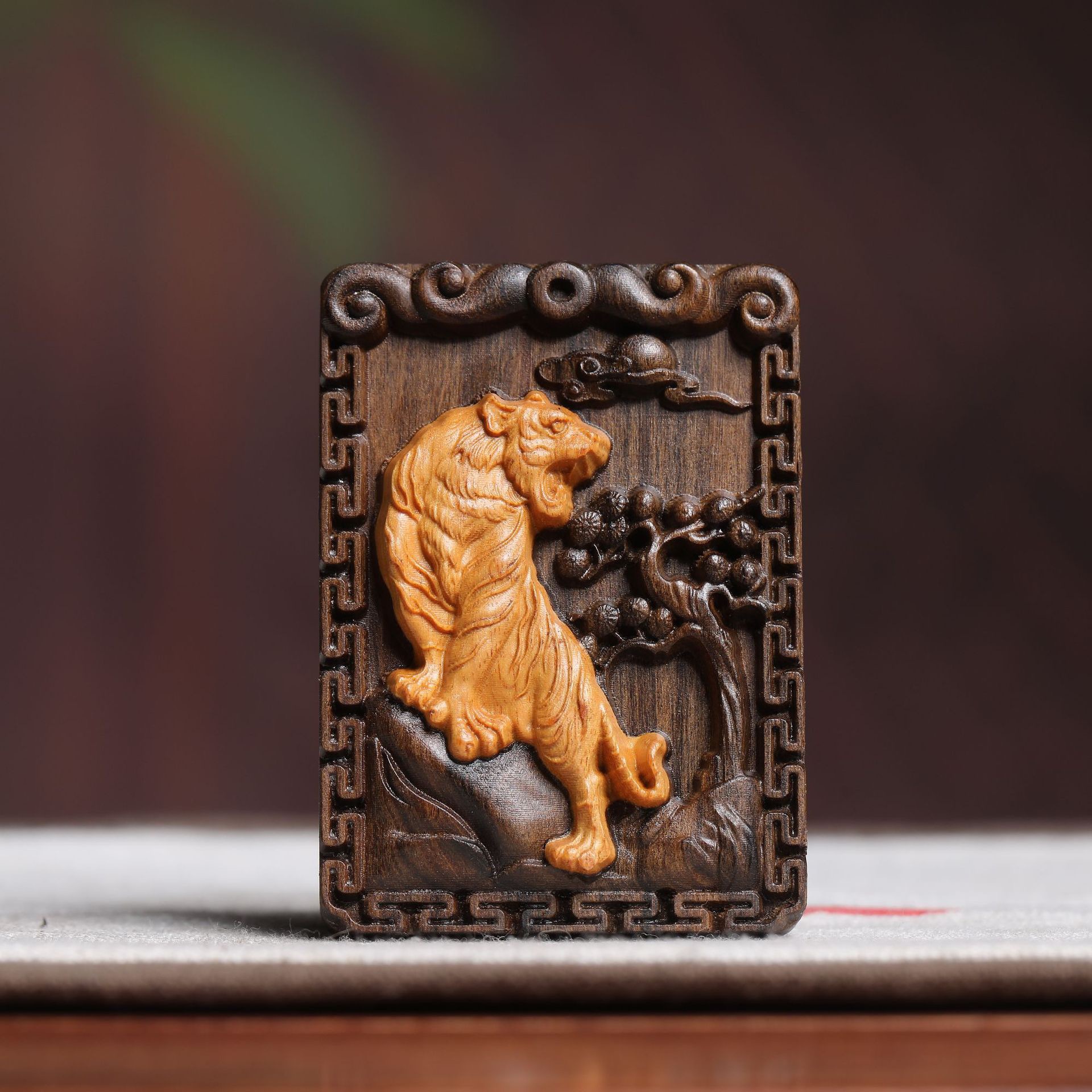 批发沉香木木雕上山虎镶嵌款牌子车载挂饰木质文玩工艺品把件