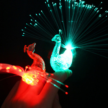 创意发光戒指儿童孔雀手指灯变色孔雀开屏光纤灯地摊闪光玩具卡通