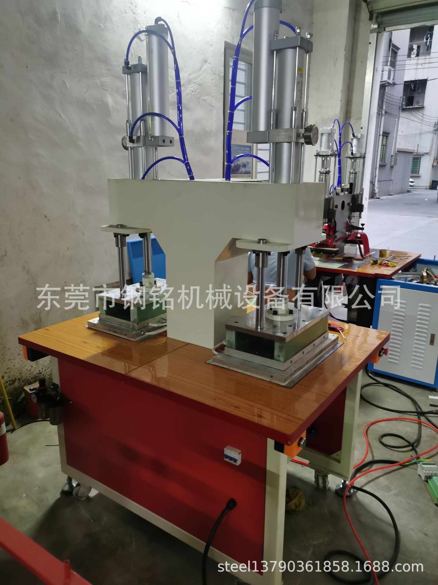 沈阳西柳服装凹凸压花机 高周波服装压花机 皮革凹凸热合压花机