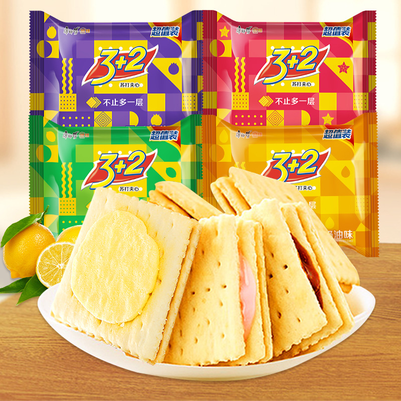 康师傅3 2三加二苏打夹心饼干375g葱香奶油味零食整箱批发